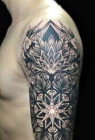 Velké černé a šedé totemové tetování mladé a energické