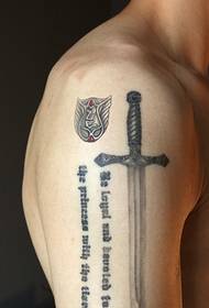 Tatuaggio con grande croce e inglese