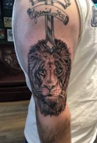 Juodos tatuiruotės varlė patina ant juodos liūto tatuiruotės paveikslėlio