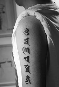 Styleschen einfache Sanskrit Tattoo Tattoo op der Baussent vum Ënneraarm