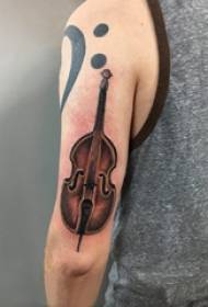 Grote arm tattoo illustratie mannelijke grote arm op gekleurde viool tattoo foto
