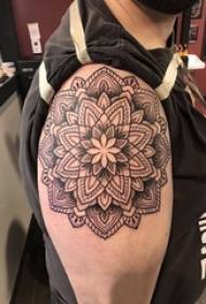 Mandala minta tetoválás fiú nagy karja a fekete mandala tetoválás kép