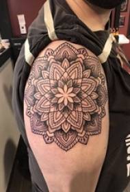 Mandala patrún tattoo buachaill mór mór ar pictiúr tattoo mandala dubh