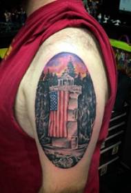 Costruire il braccio del ragazzo del tatuaggio sull'immagine colorata del tatuaggio dell'edificio