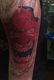 Grande braço vermelho como tatuagem é bastante atraente