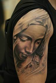 Zwart en wit godinportret met grote arm een tatoeagebeeld