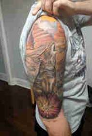 Illustrazione del tatuaggio del grande braccio grande braccio maschio sull'immagine del tatuaggio della volpe e del fiore
