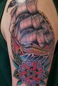 雙大臂紋身男性大臂上的花朵和帆船紋身圖片