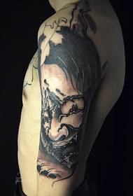 Grootarm tradisionele swartgrys tatoeëringstatuering