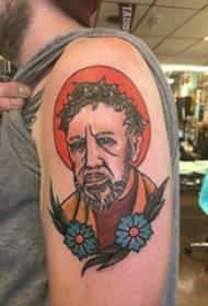 Portretni tatoo portret moškega študenta na veliki roki