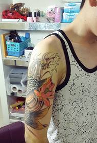 Gambar tato lengan squid tampan pria rompi besar