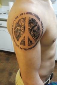 Tatoveringssymbol mannlig student stor arm på svartgrått symbol tatoveringsbilde