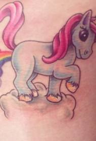 Simpatico tatuaggio unicorno modello ragazza carina unicorno tatuaggio foto sulla coscia