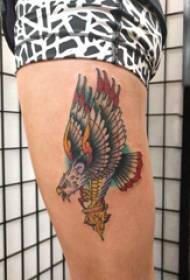 Coscia ragazza tatuaggio tradizionale colorata aquila tatuaggio immagine sulla coscia