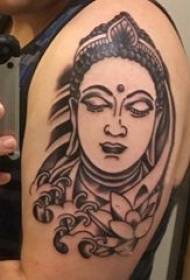 Image de tatouage d'une figure tatouée d'une fleur de lotus et d'une statue de Bouddha sur le grand bras