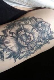 Tattoo poppy flower yarinya babban hannu akan baƙar fata poppies tattoo hoto