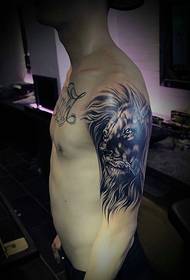 La imagen del tatuaje de cabeza de león de brazo grande hace que las personas se sientan asustadas