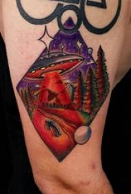Elementi geometrici tatuaggi ragazzi grandi braccia sul paesaggio e immagini di tatuaggi con disco volante