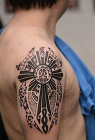 Dvě velká totemová tetování ve stylové atmosféře