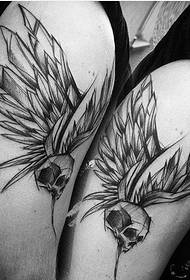 Personligt tatueringsmönster med stora armpar för skalle med vingar