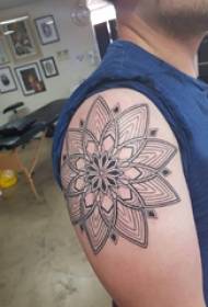 Brahma tattoo, bella immagine del tatuaggio brahman sul braccio grande