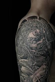 Model de tatuaj cu totem alb și negru cu braț mare plin de farmec