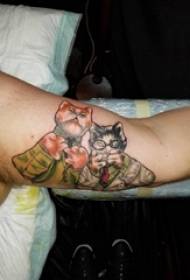 O braço grande do menino de tatuagem gatinho na foto de tatuagem de gato colorido