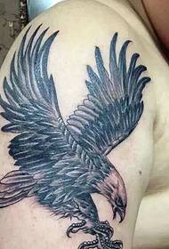 Tatuaggio tatuaggio braccio grande aquila selvaggio e pieno