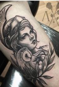 Jozi ya picha kubwa za mikono ya kijana juu ya mkono mkubwa na picha ya tattoo ya owl