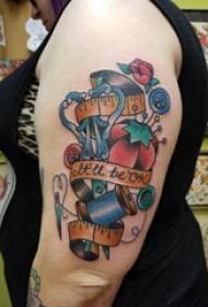 Nena do tatuaje de brazo dobre con brazo grande en inglés e imaxe de tatuaxe de agulla