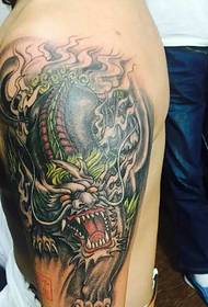 Kolorowy tatuaż jednorożca na ramieniu dojrzałego mężczyzny