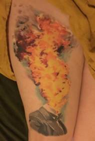 Tradicija dekleta stegna dekle stegno na sliki in plamen tatoo slike