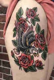 Cuisse de fille tatouée peinte sur l'image de tatouage rose et aigle