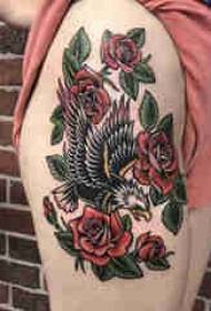 Coscia dipinta della ragazza del tatuaggio sull'immagine del tatuaggio dell'aquila e della rosa
