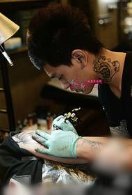 Kreativ tiger avatar storarm tatovering