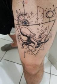 Tatuaggio di polpo nero Immagine di tatuaggio di polpo nero sulla coscia maschile