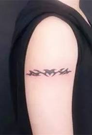 Consiglia una serie di tatuaggi per bracciali totem