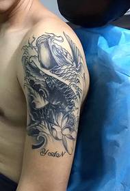 Immagini meravigliose di tatuaggi ricchi di calamari con il braccio