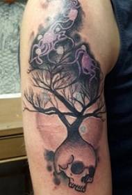 Doppeltes Tattoo mit großem Arm, männlicher großer Arm, großer Baum und schlaues Tattoo-Bild