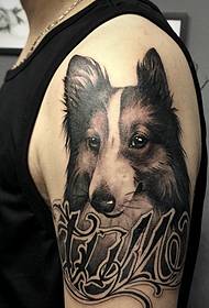 Didelė šuns tatuiruotė su šuniuko galva ir angliškai