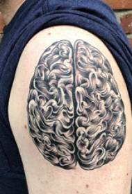Tattoo սևամորթ տղա `մեծ բազուկով, սև ուղեղի դաջվածքի նկարում