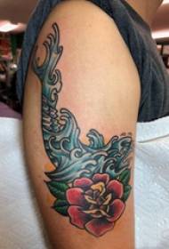 Dvigubos stambios rankos tatuiruotės vyro didžioji ranka ant gėlių ir banginių tatuiruotės nuotraukos