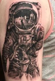 Dibujo de patrón de tatuaje de astronauta del tatuaje de astronauta en el brazo del niño