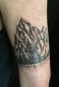 Big tattoo απεικόνιση αρσενικό μεγάλο βραχίονα σε μαύρο εικόνα τατουάζ βουνό