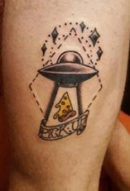 Schizzi il ragazzo del tatuaggio che schizza l'immagine del tatuaggio sulla coscia