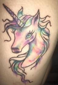Ang pattern ng cute na unicorn tattoo na cute na unicorn tattoo pattern sa hita ng batang babae