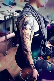 Stor arm utsökt svartvit blomma tatueringsbild