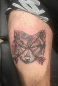 टपकता रक्त भेड़िया सिर टैटू लड़का जांघ भेड़िया सिर और तीर टैटू तस्वीर