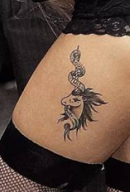 Lady gaga tatuaggio stella unicorno grigio tatuaggio immagine sulla coscia