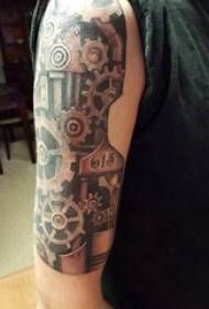 Ragazza del tatuaggio dell'ingranaggio che schizza immagine del tatuaggio dell'ingranaggio sul grande braccio
